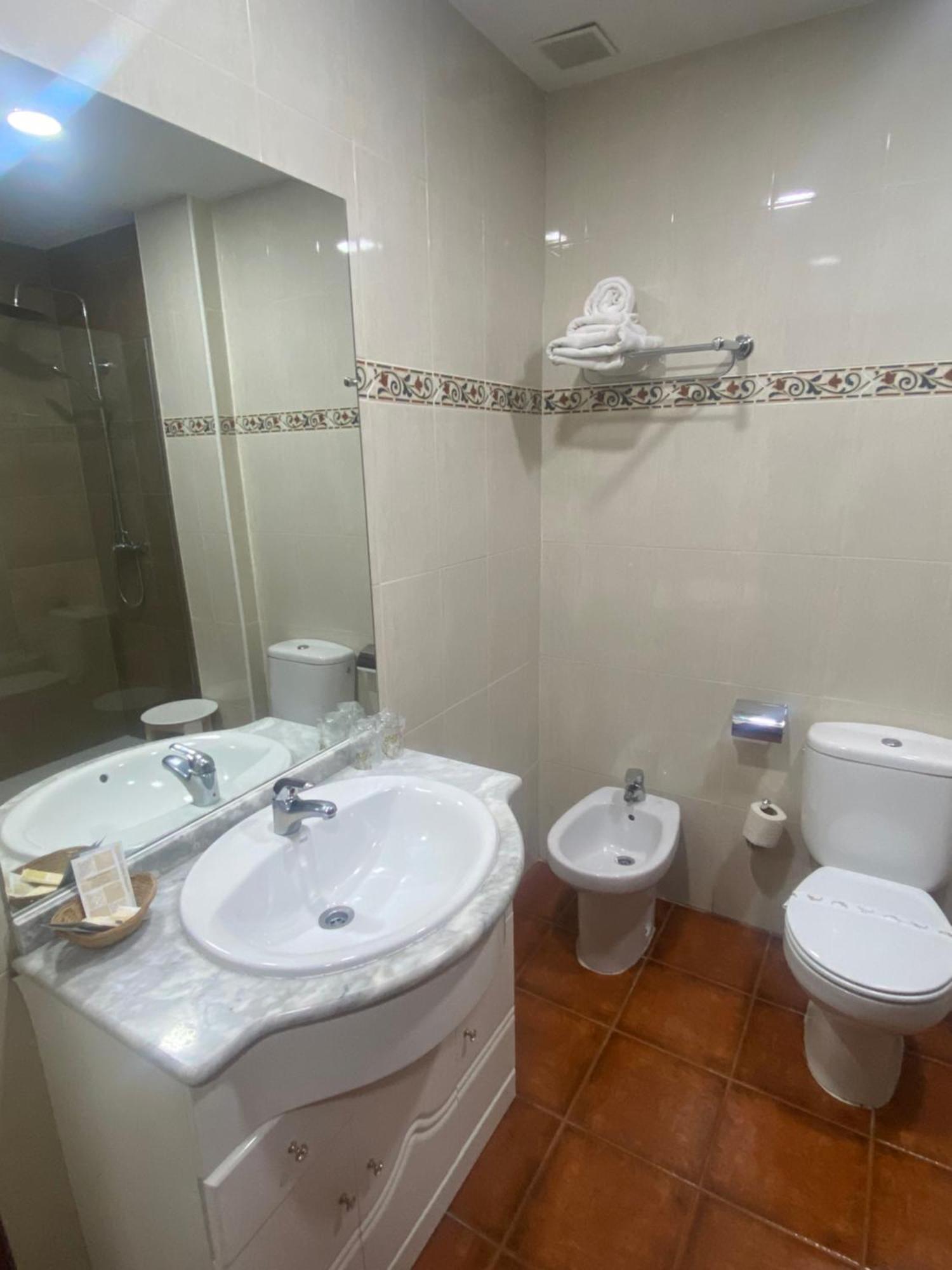 Area De Servicio Los Cerrillos Peraleda de la Mata ภายนอก รูปภาพ